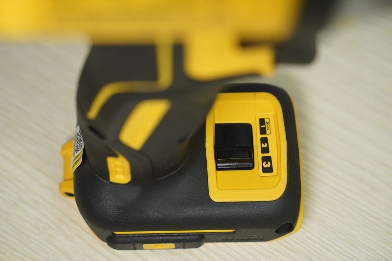 Máy vặn vít động lực pin Dewatl DCF887M2
