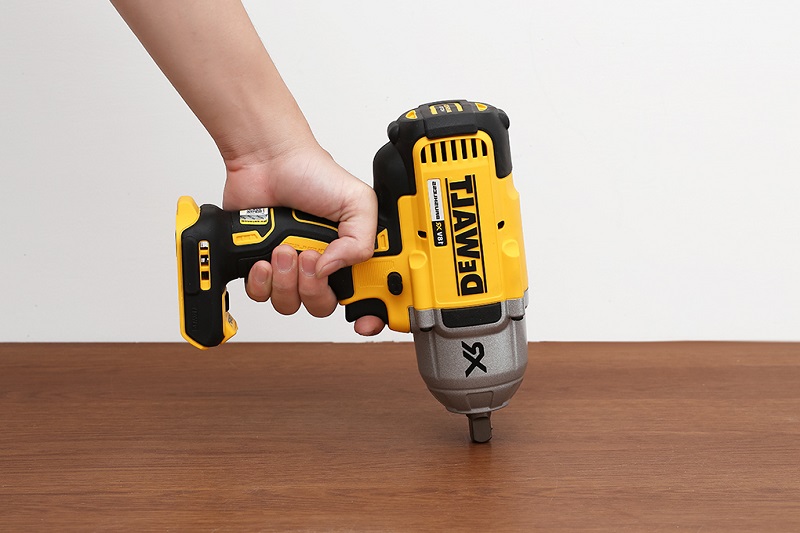 Máy siết bulong cầm tay 18V Dewalt DCF899N-XJ ( Chưa Pin & Sạc )